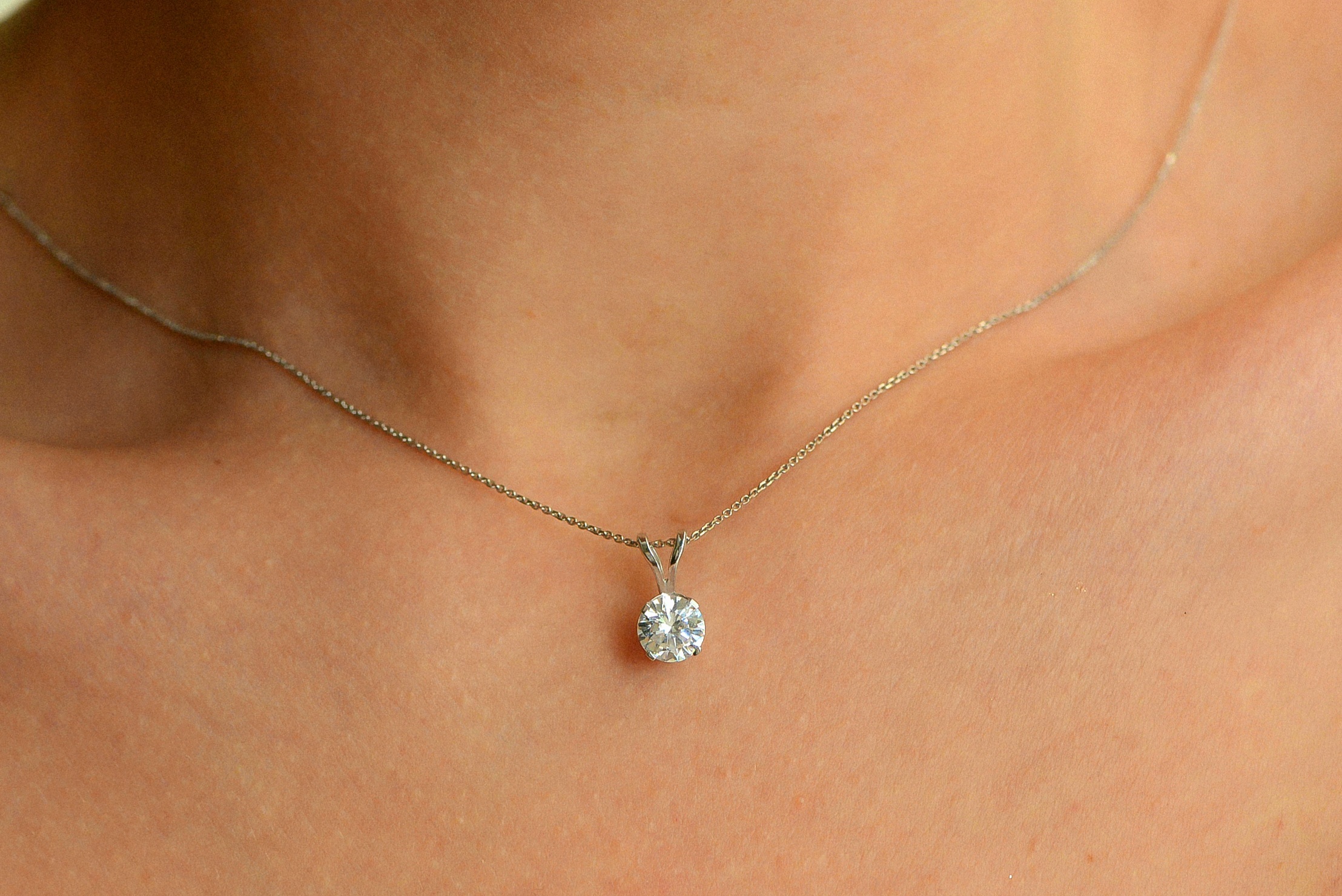 Making a Statement: How Diamond Pendant Necklaces Define Elegance